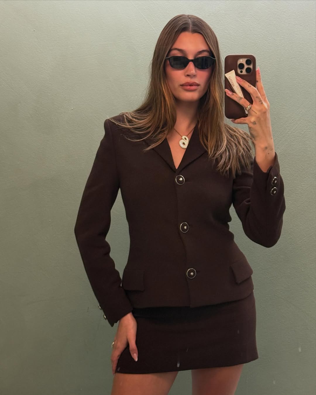 Hailey Bieber aposta em look monocromático