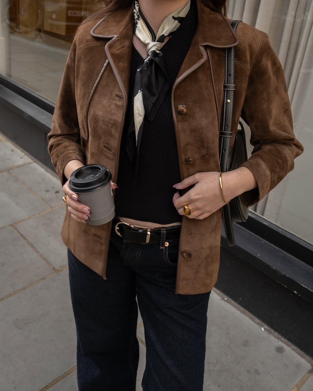 O lenço vai elevar seu look com peça de camurça