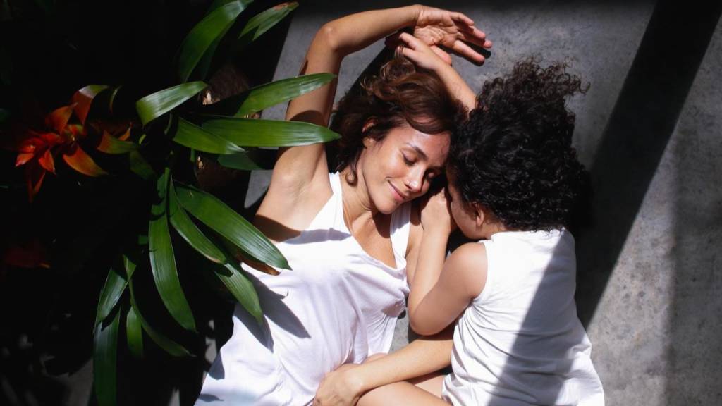 “Não gosto de ser mãe”: o relato que rompe o silêncio sobre o arrependimento materno