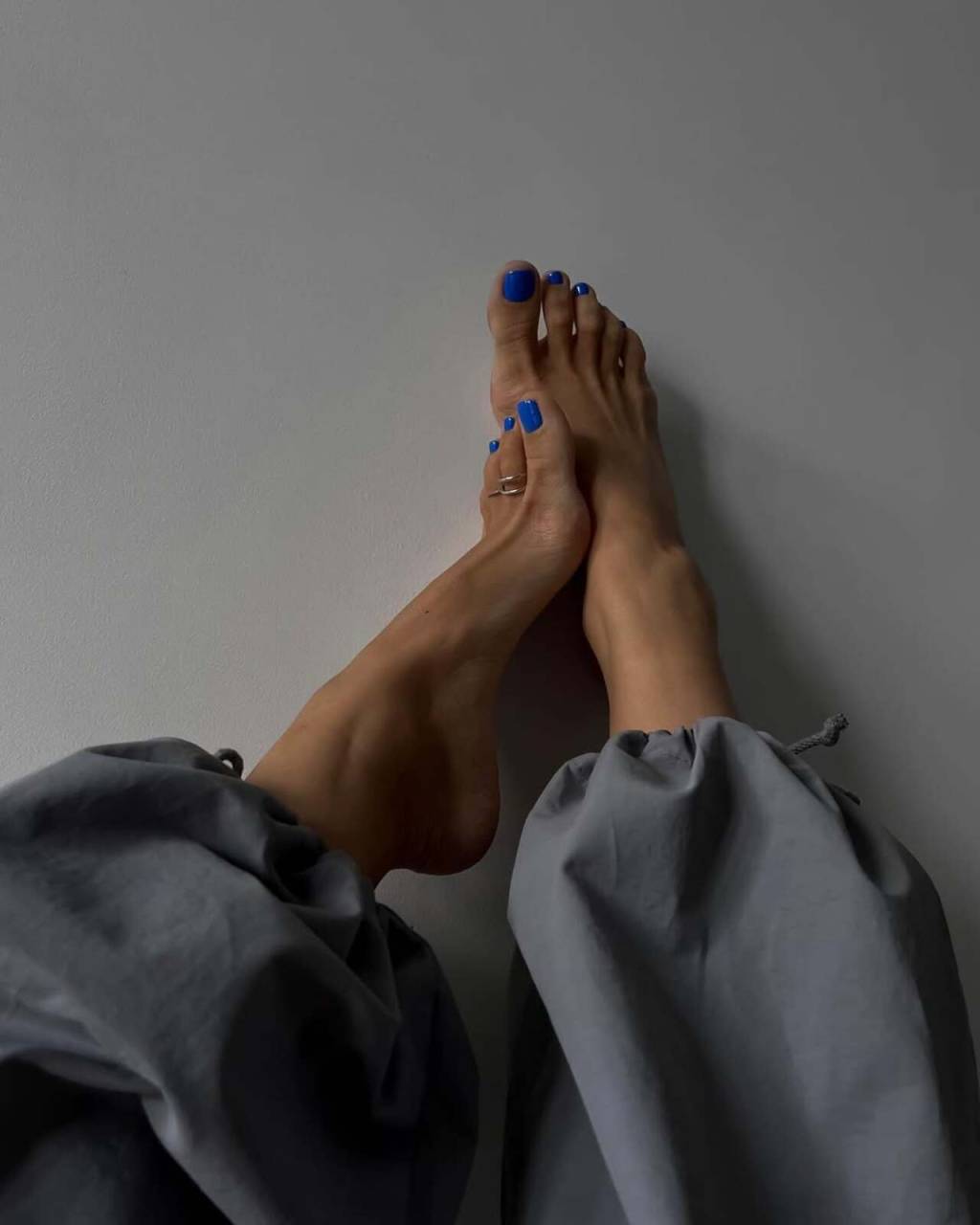 pedicure-inverno (6) (1) (1) Imagem de esmalte azul para os pés.
