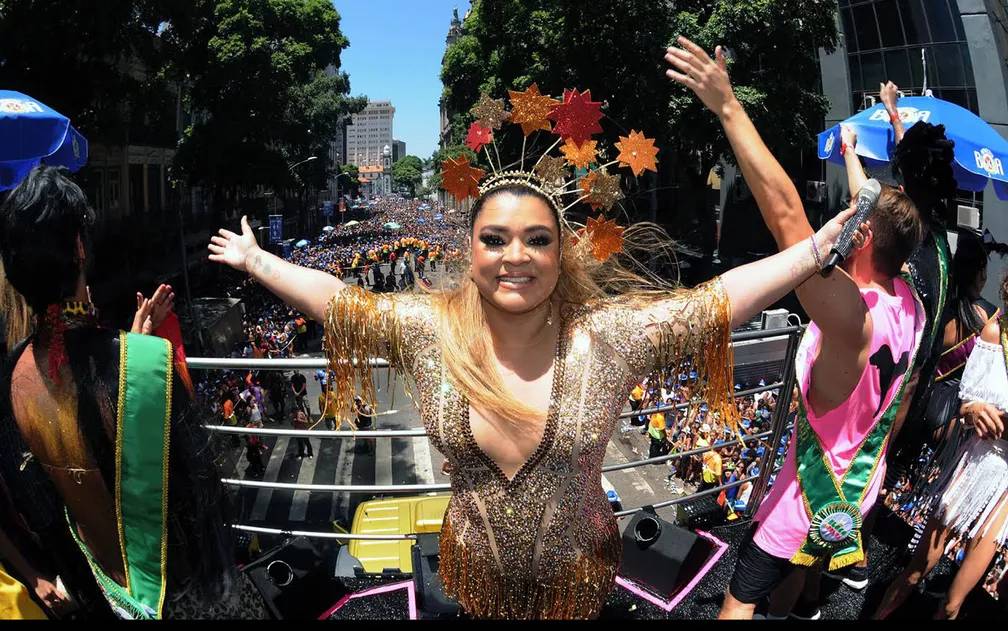Imagem de Preta Gil em seu bloco de carnaval.
