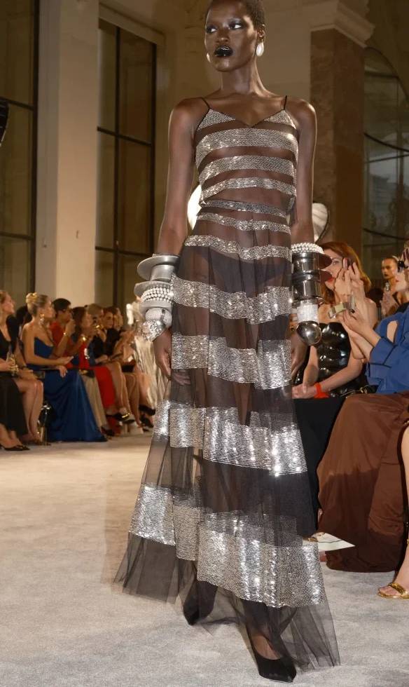 Acessórios maxi dominam passarela da schiaparelli