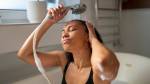 Imagem de mulher lavando o cabelo com shampoo baratinhos