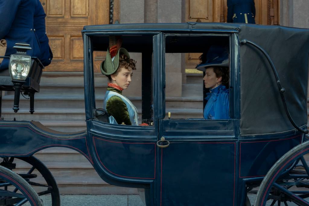 taissa-farmiga-carrie-coon Gladys é a filha do magnata ferroviário George Russell e sua esposa Bertha, e é uma jovem socialite que busca seu lugar na sociedade nova-iorquina da década de 1880.