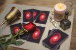 Cartas de tarô sobre uma mesa de adivinhação, uma taça de vinho vazia e uma rosa vermelha. Conceito de leitura do futuro.