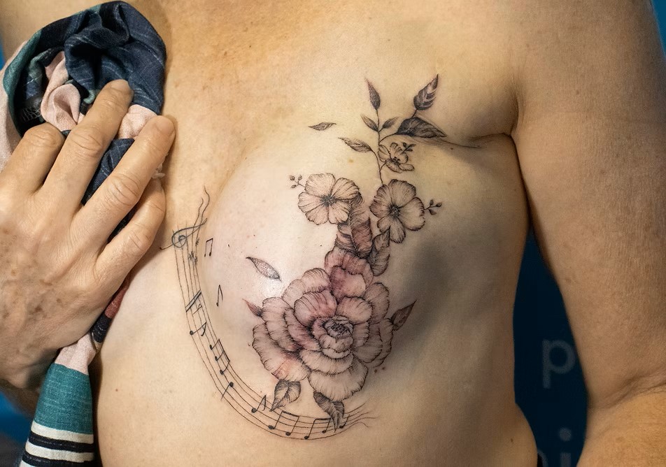 tattoo-truck_1 Imagem de um seio coberto de tatuagens após uma cirurgia para a retirada do câncer de mama