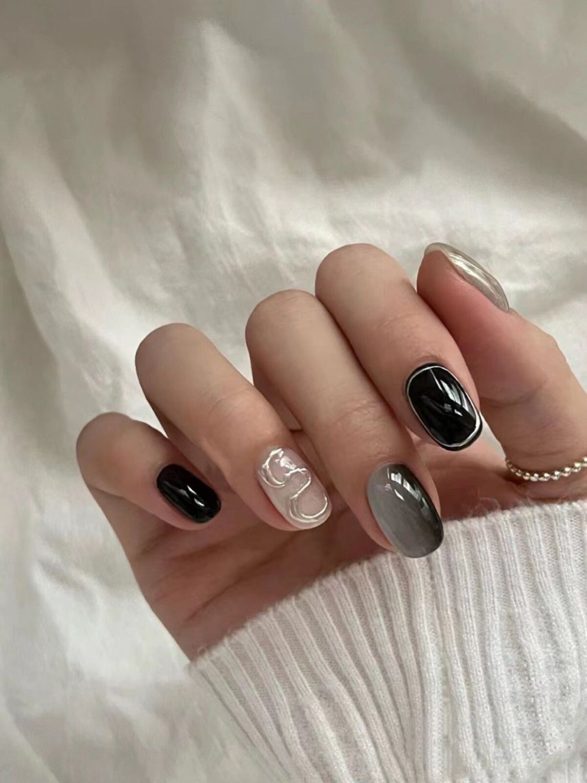 Duas imagens mostram nail arts inpiradas nas asiáticas.