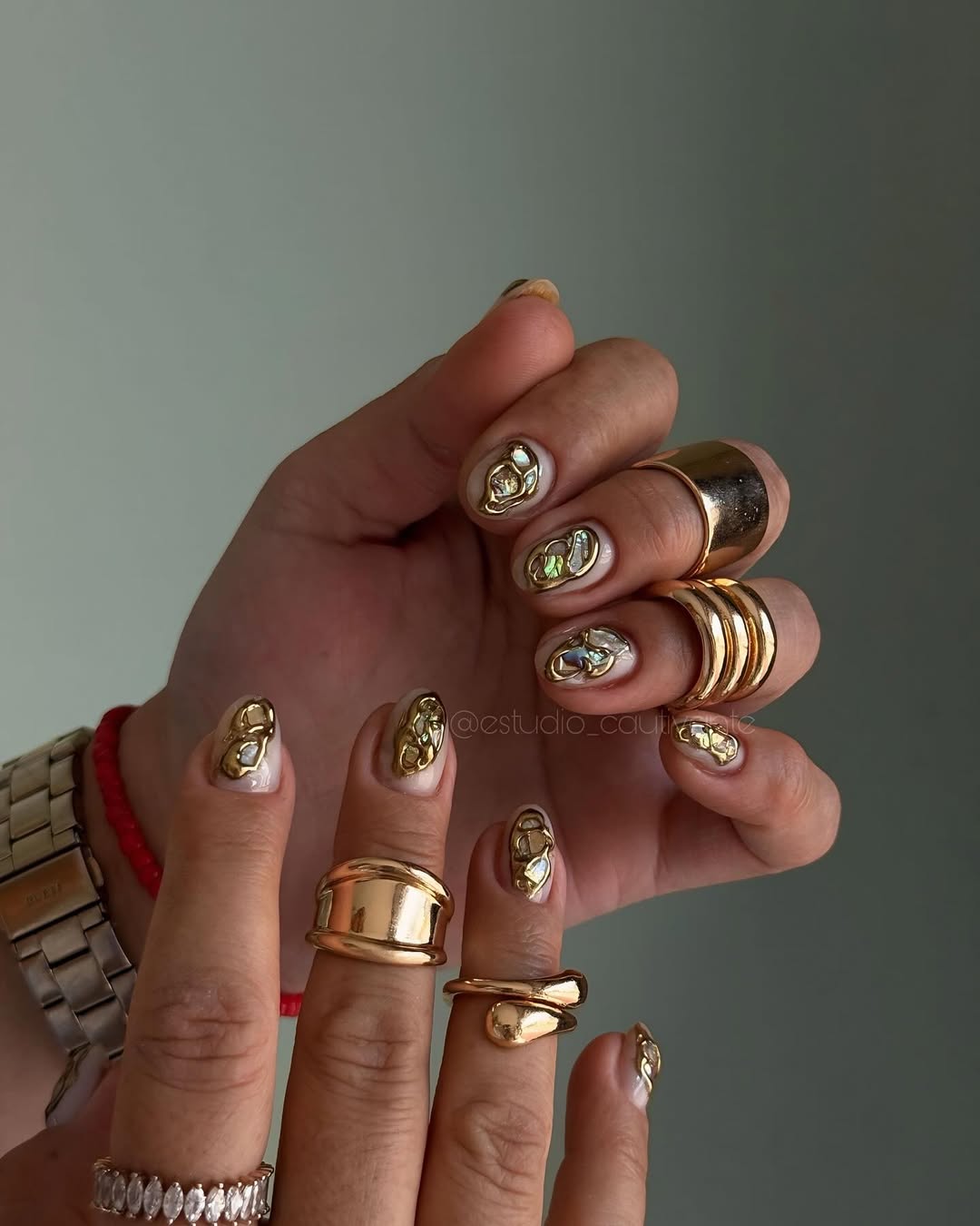 Imagem mostra nail art dourada inspirada nas asiáticas.