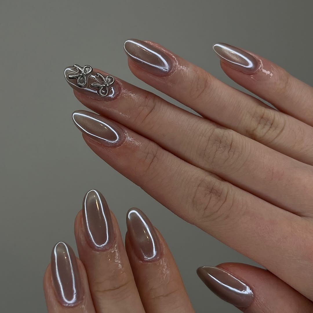 Imagem mostra nail art prata inspirada nas asiáticas.