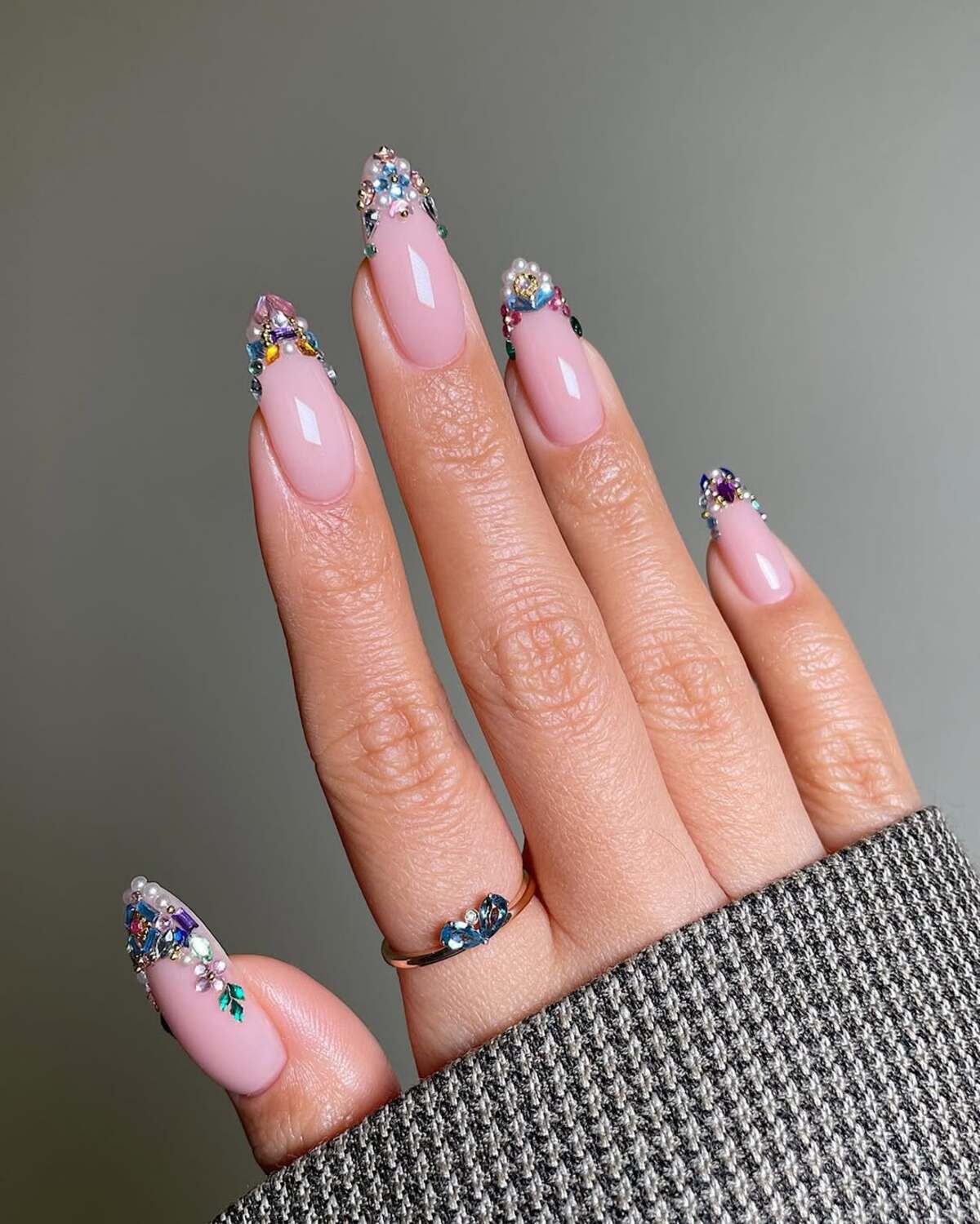 Imagem de nail art com perólas em efeito 3D.