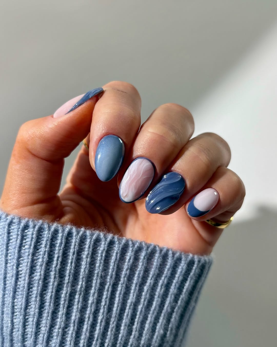 Imagem de nail art azul com efeito em 3D.