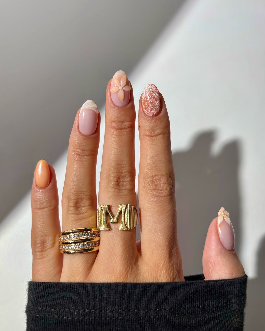 Imagem de nail art laranja com efeito em 3D.