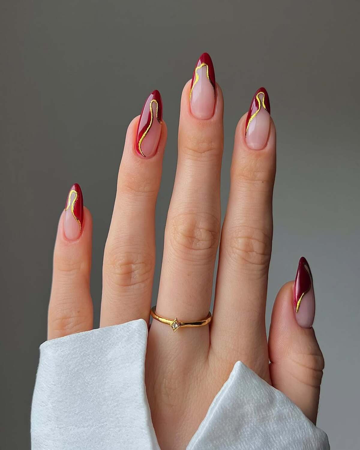 Imagem de nail art vinho com efeito em 3D.