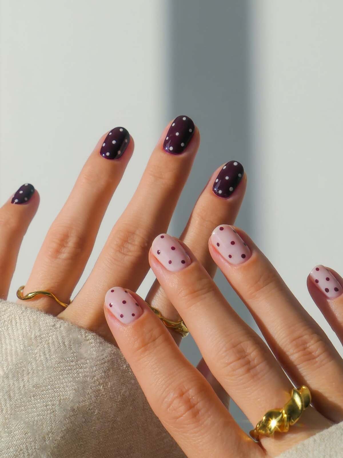 Imagem de unhas poá marrom e rosa.