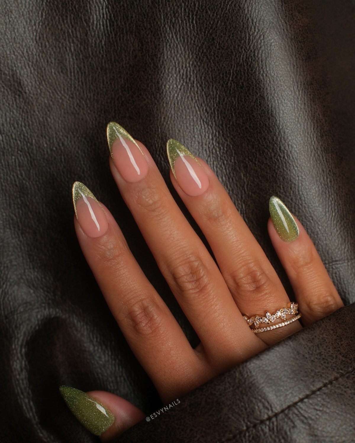 Imagem de unhas verdes decoradas.