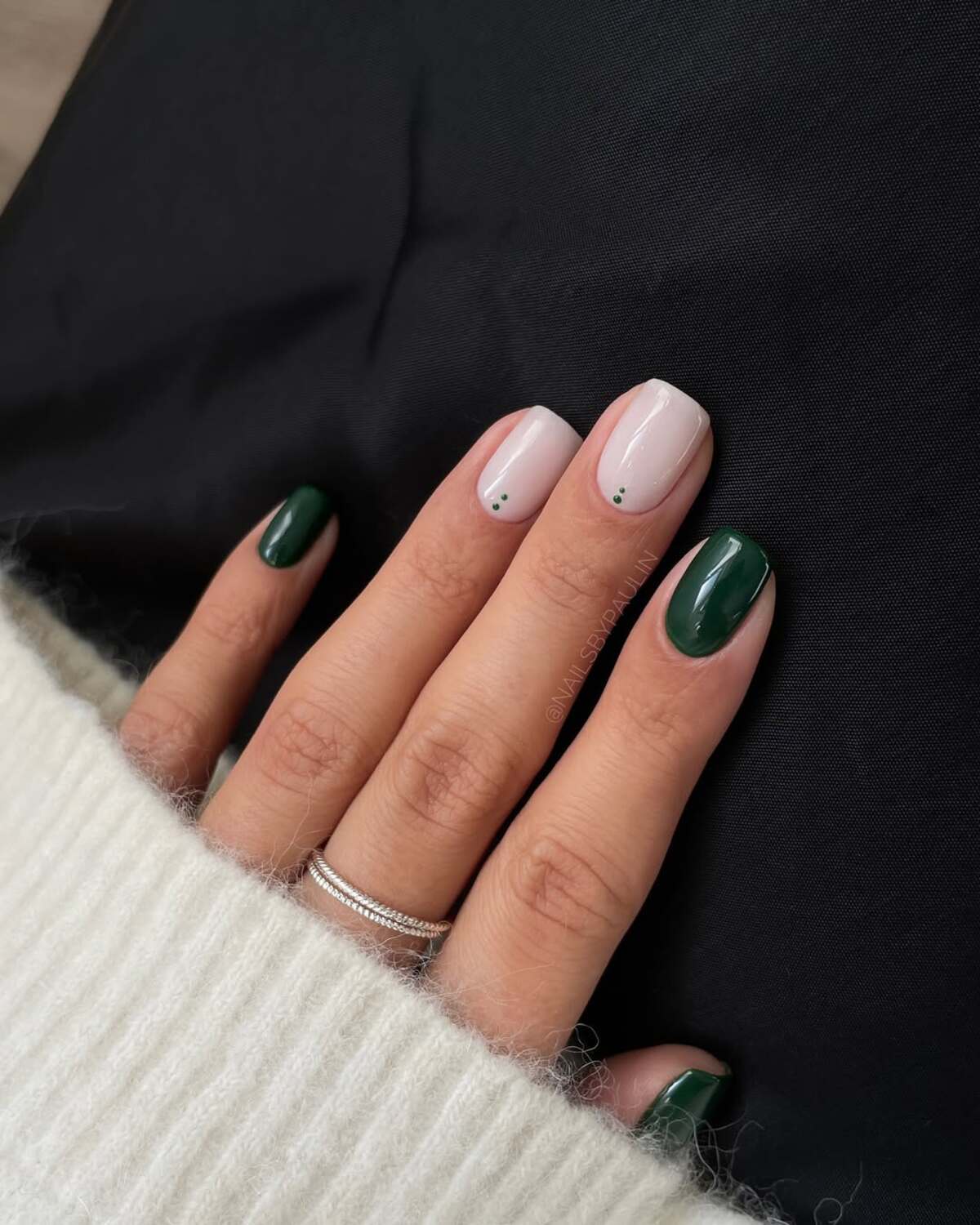Imagem de unhas verdes decoradas.