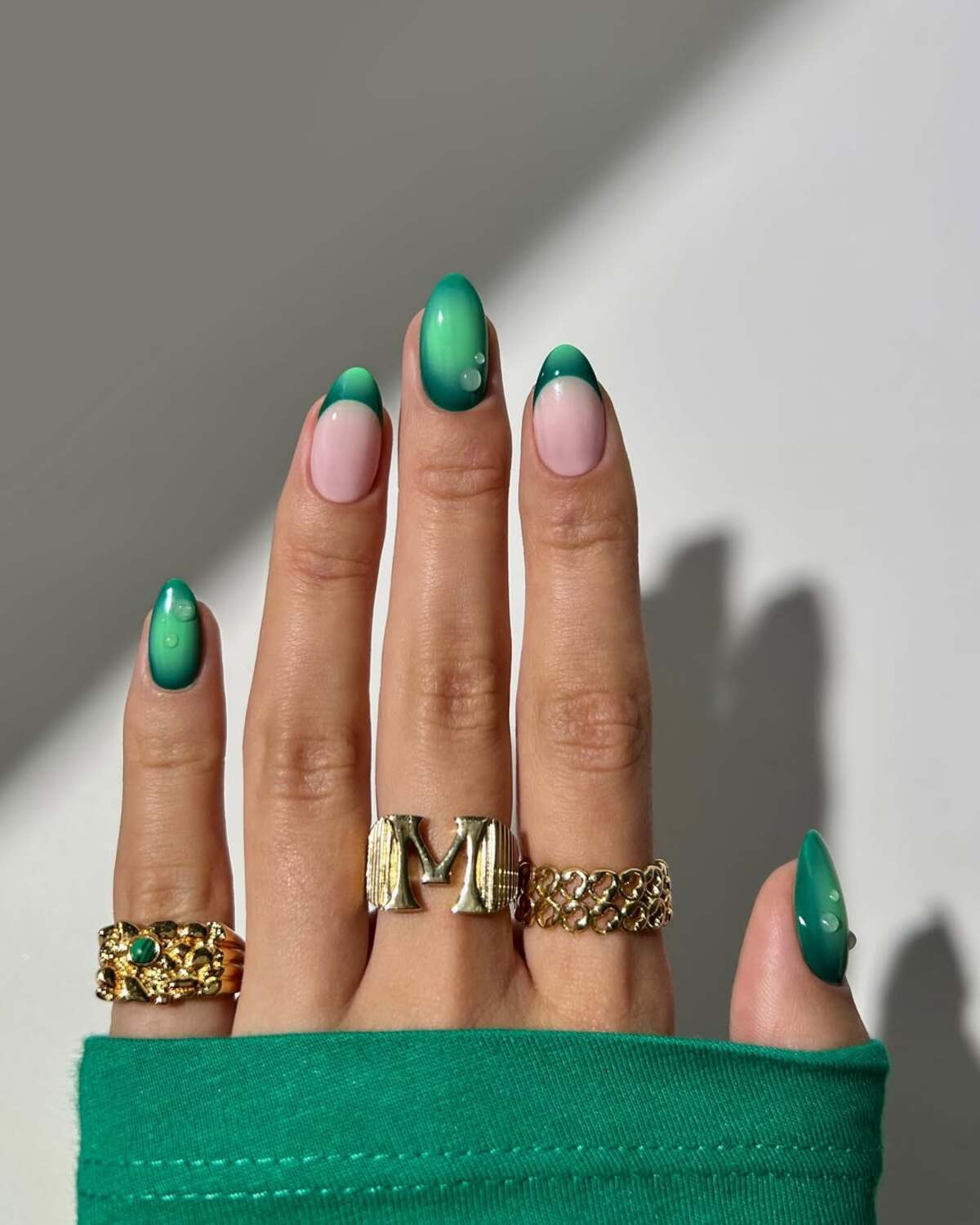 Imagem de unhas verdes decoradas.