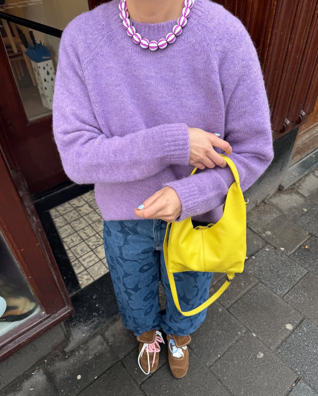 Look divertido com suéter lilás e calça jeans estampada