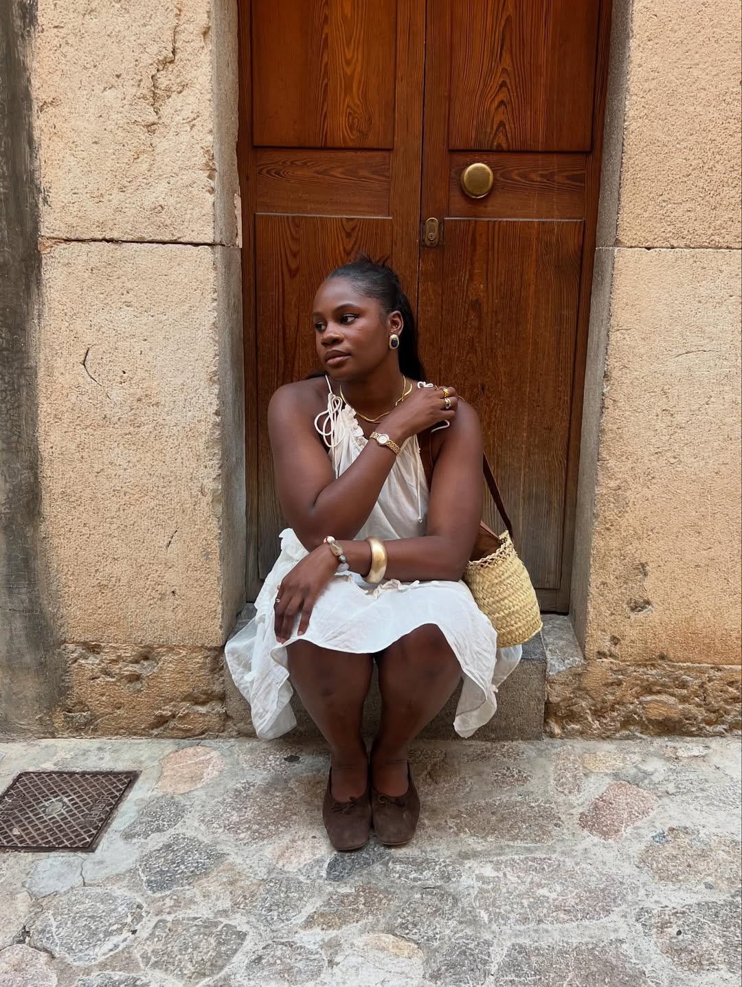 Look de verão com vestido branco e relógio vintage