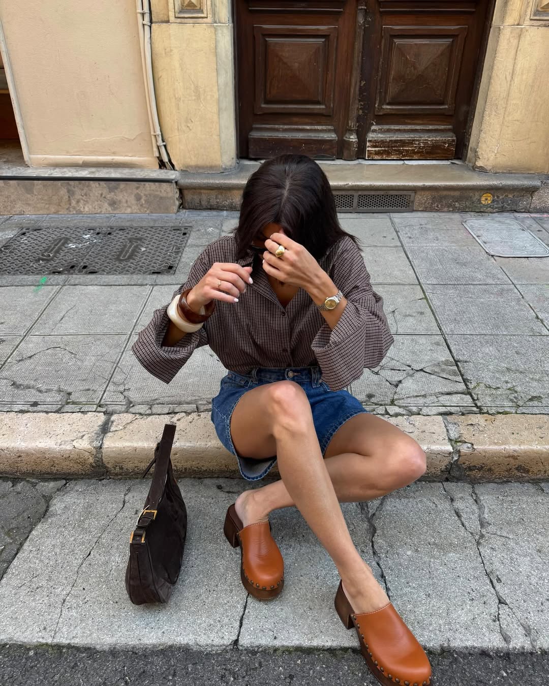Look casual com tamanco e relógio retrô