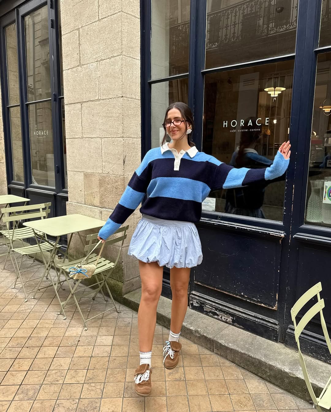 Look fofo com suéter listrado azul e saia rodada