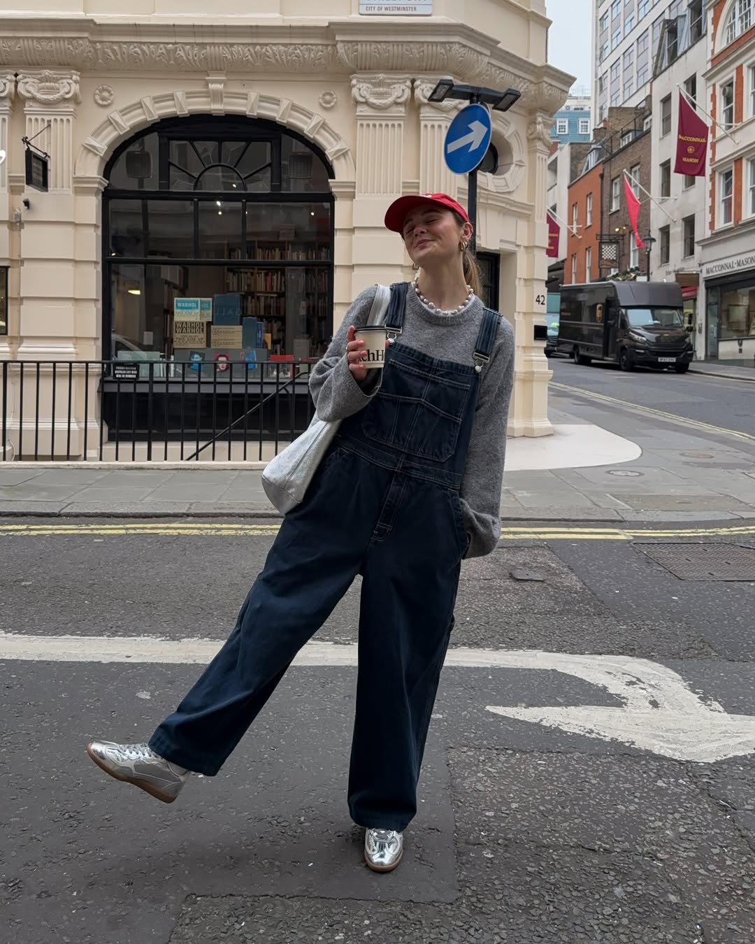 Look descolado com suéter cinza e jardineira jeans