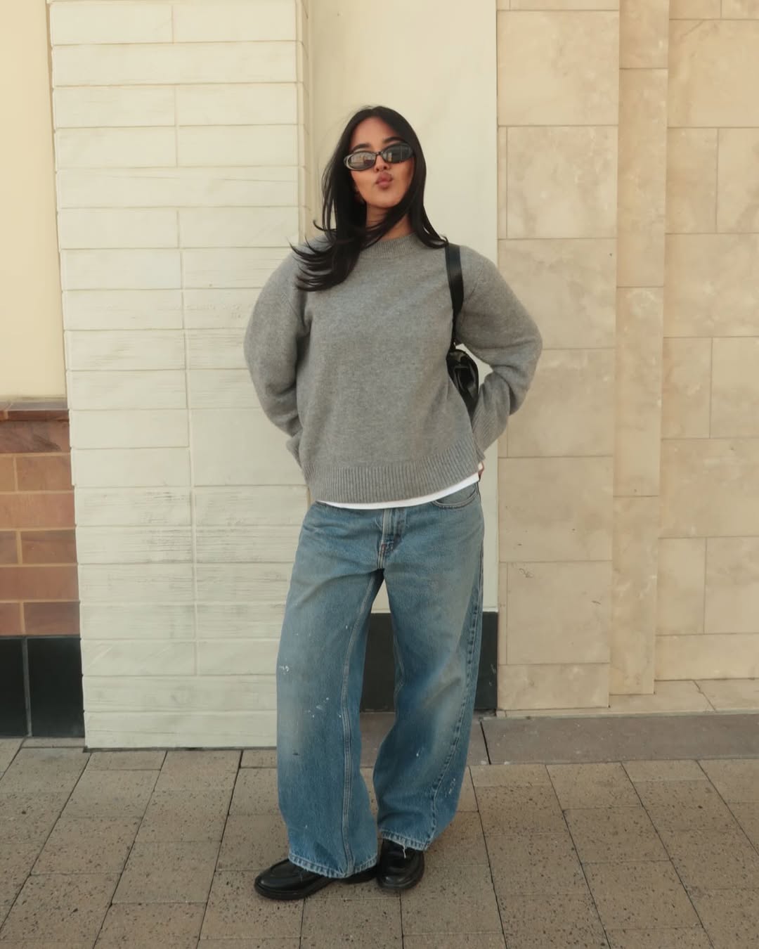 Look básico e moderno com suéter cinza e jeans