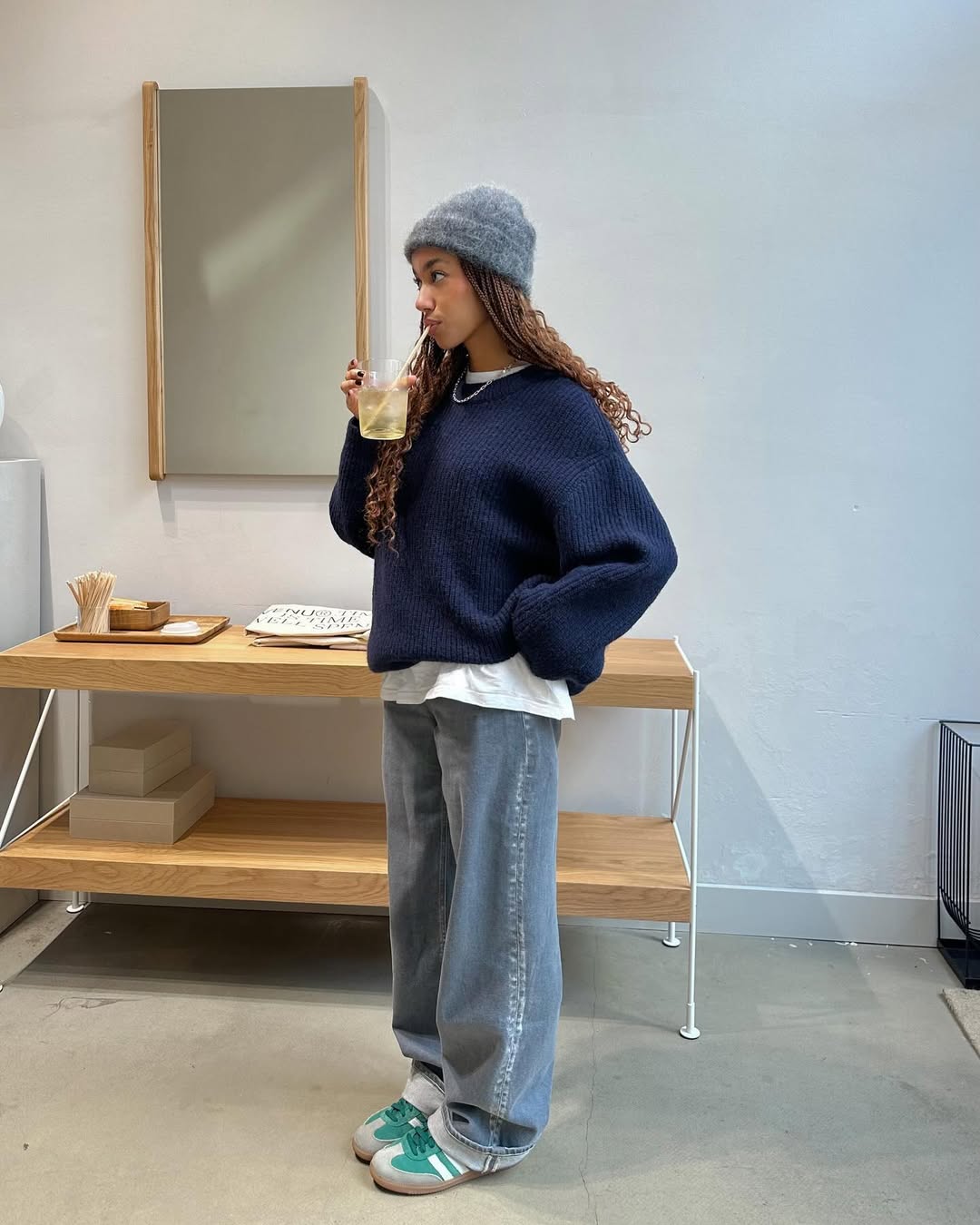 Look casual com suéter marinho e calça jeans cinza