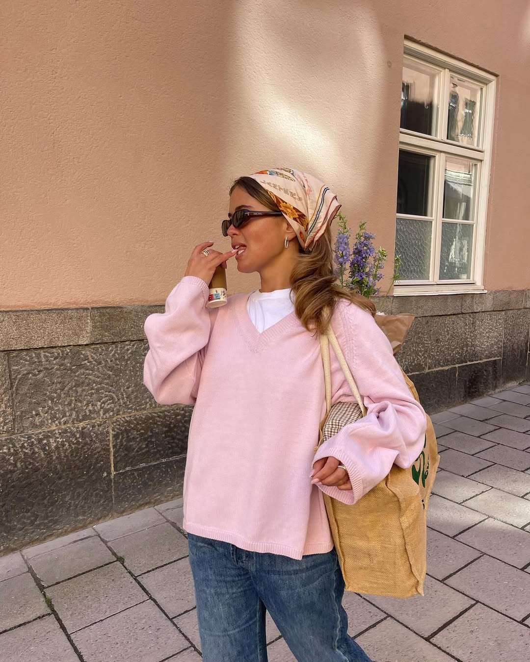 Look romântico com suéter rosa claro e bandana no cabelo