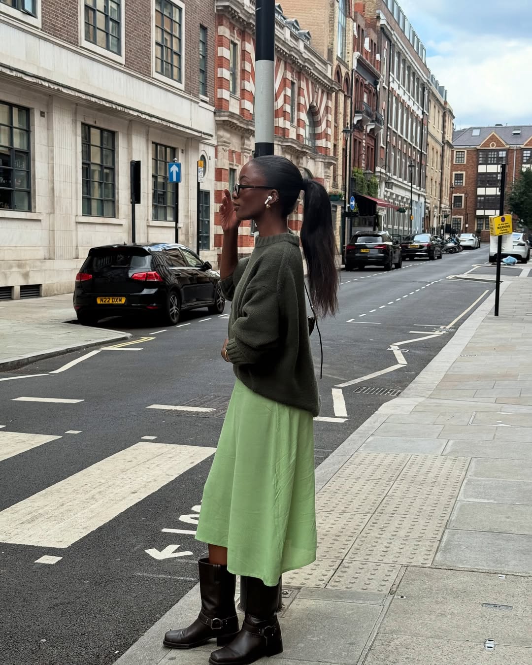 Look monocromático com suéter e vestido em tons de verde