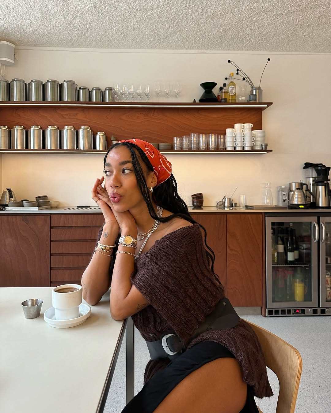 Relógio dourado vintage com look boho