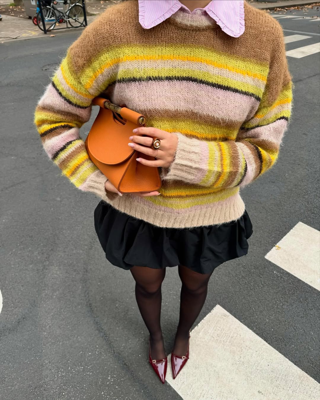 Look fashionista com suéter listrado, camisa e mini saia
