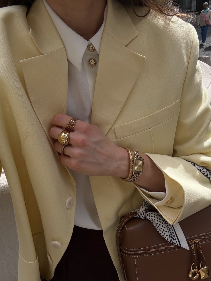 Relógio retrô dourado com blazer amarelo