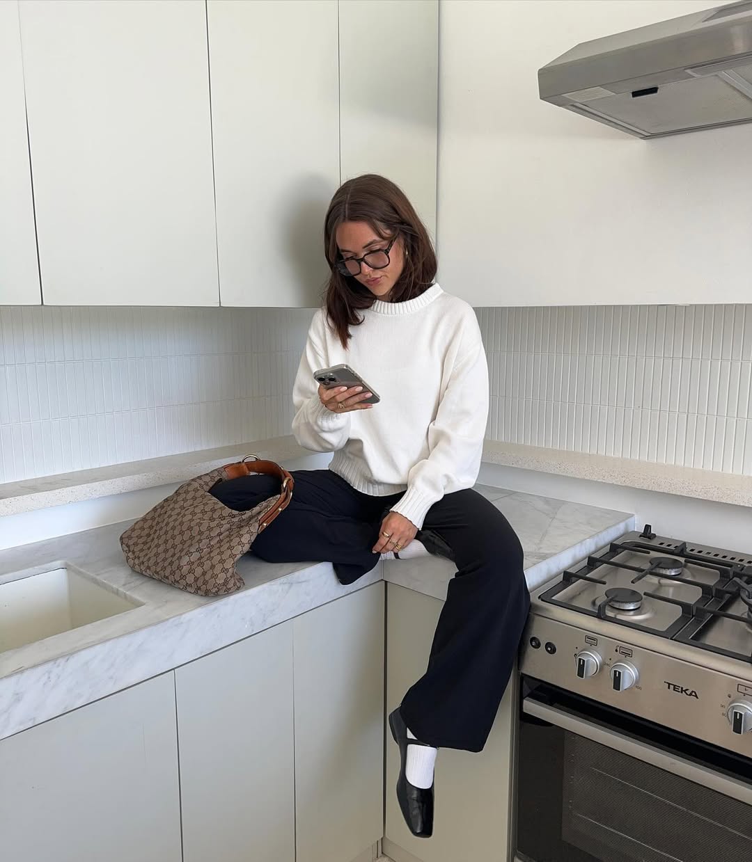Look casual com suéter branco e calça de alfaiataria