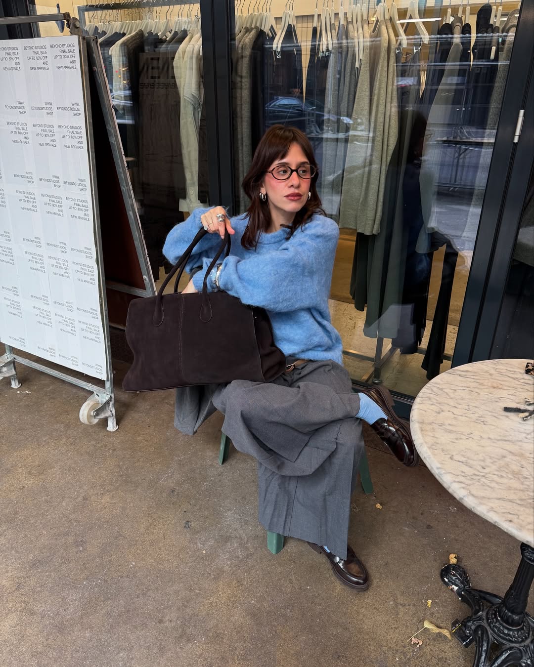 Look retrô com suéter azul e calça de pregas