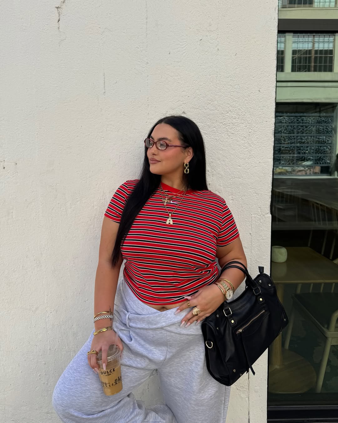 Relógio retrô com look esportivo despojado