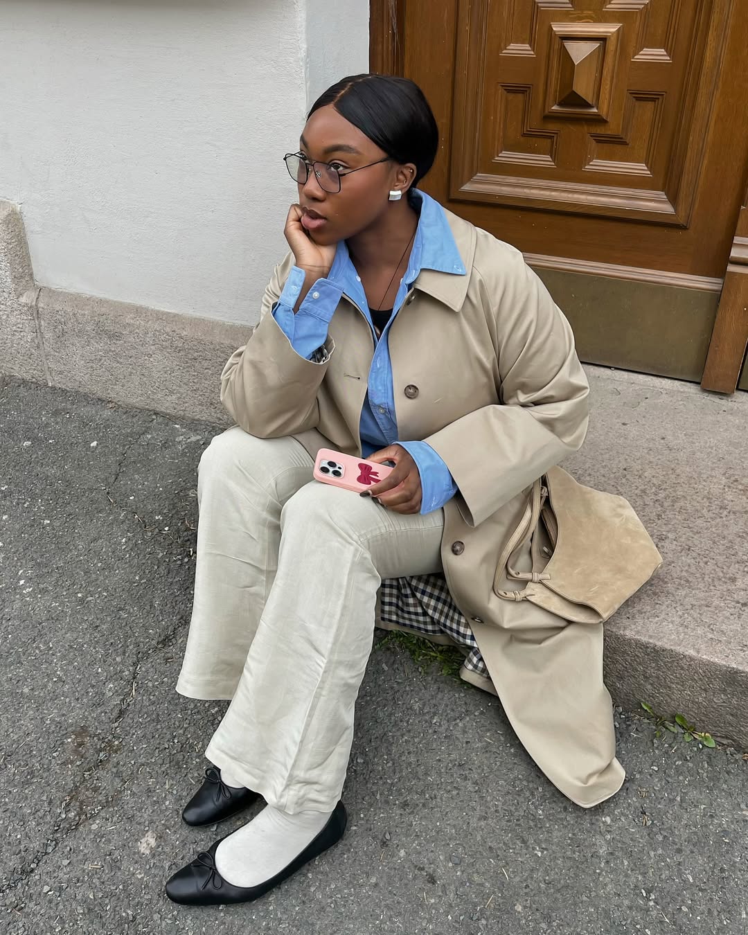 Look com trench coat, sapatilha preta e meia branca