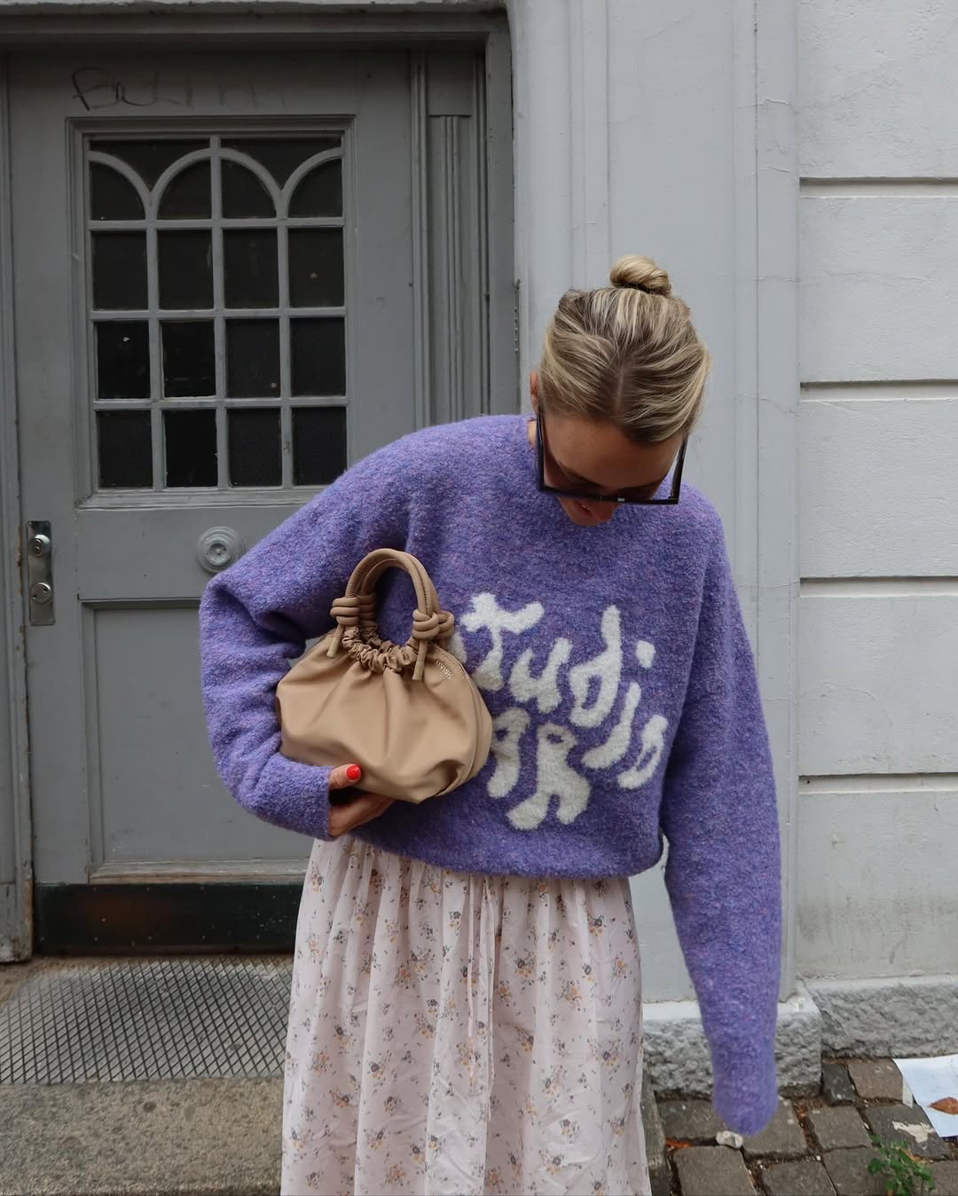 Look romântico com suéter lilás e saia floral