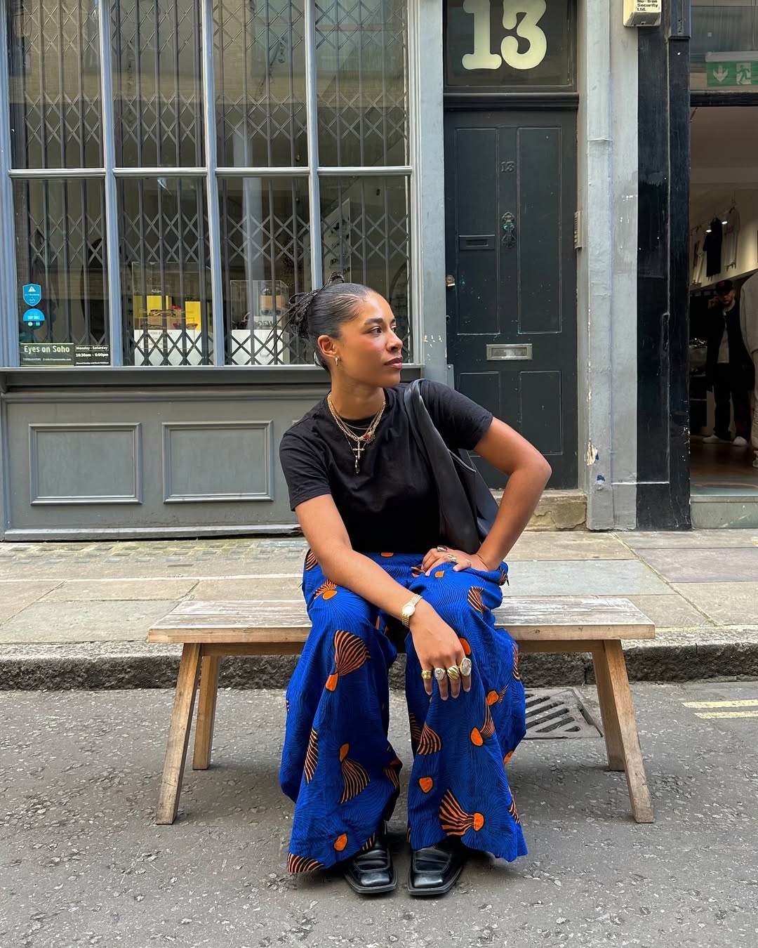 Look urbano com mix de anéis e relógio retrô