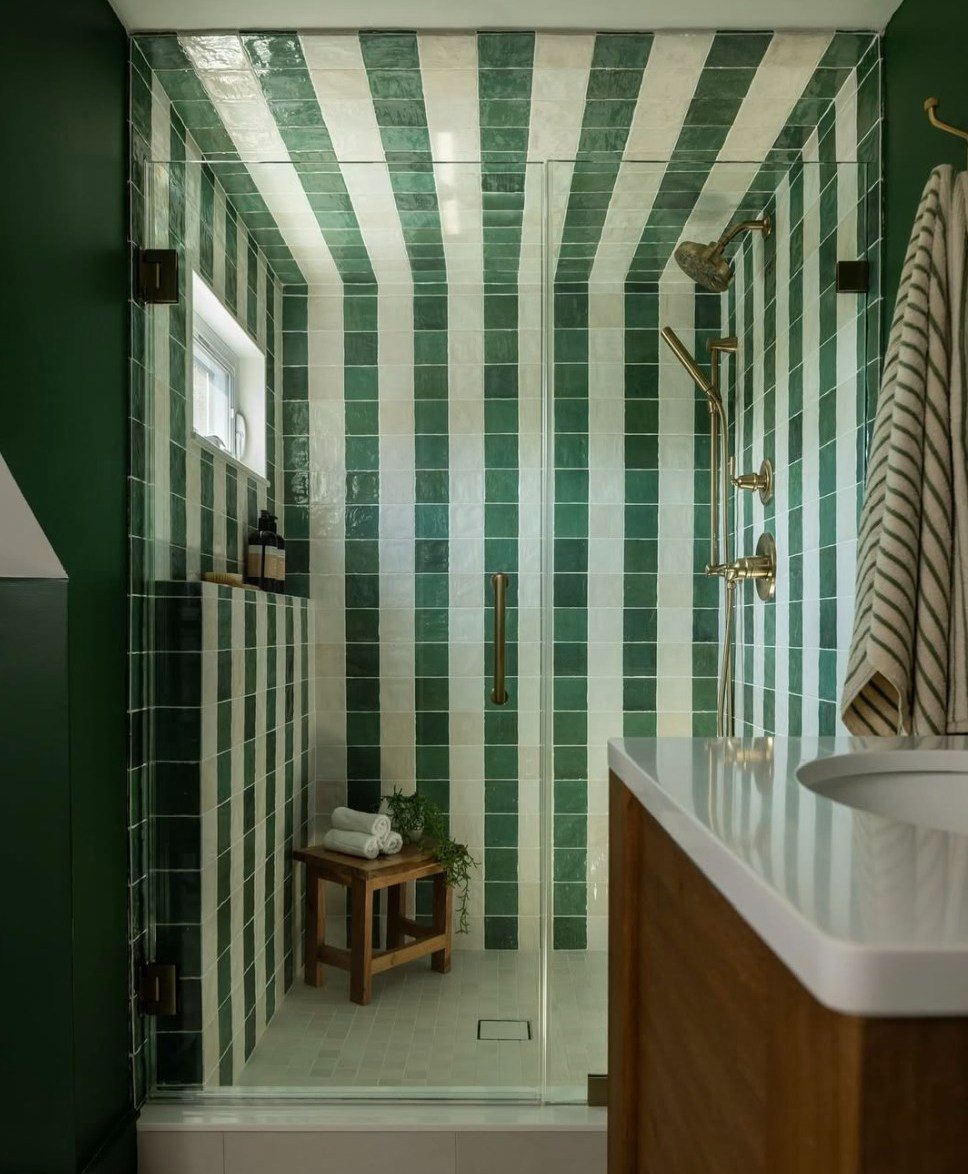 banheiro com azulejos listrados verdes
