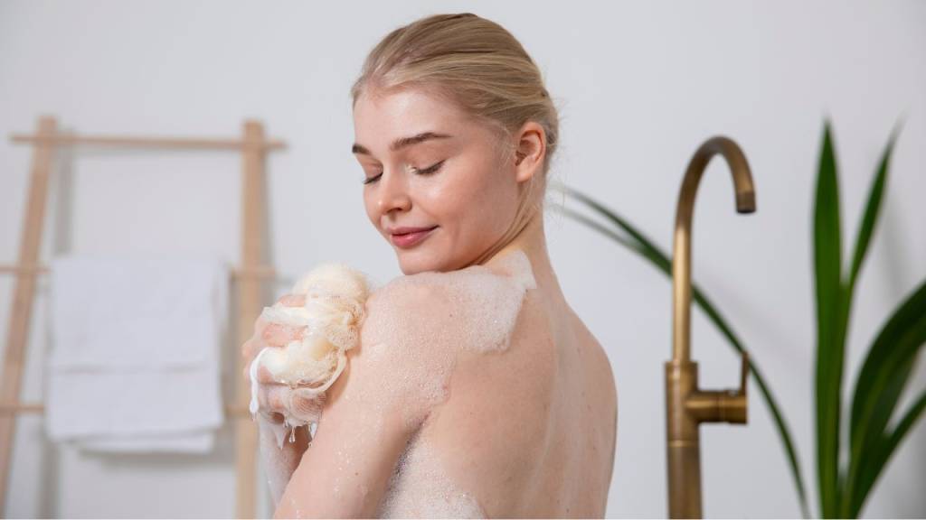 8 óleos de banho baratinhos que deixam sua pele mais macia e bonita