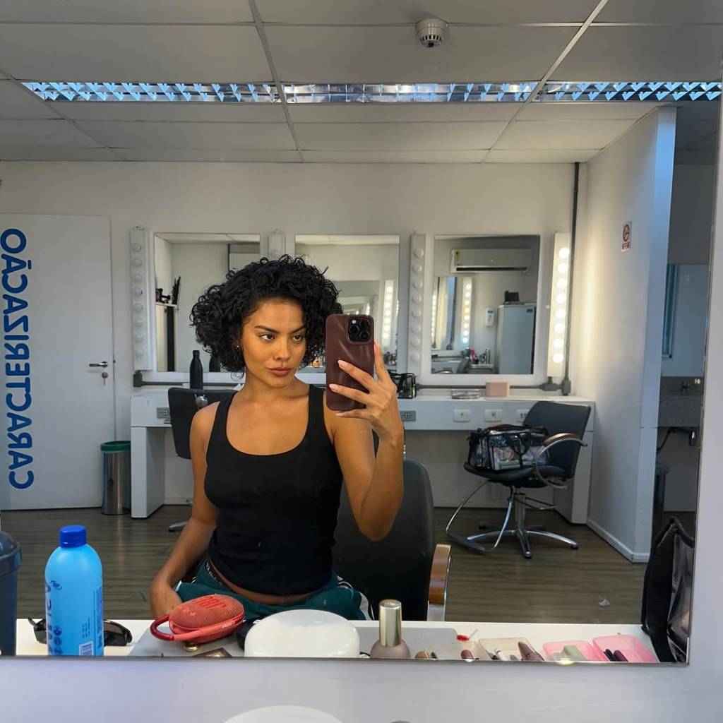 Bella Campos aposta no corte chanel cacheado para viver Maria de Fátima em 'Vale Tudo'