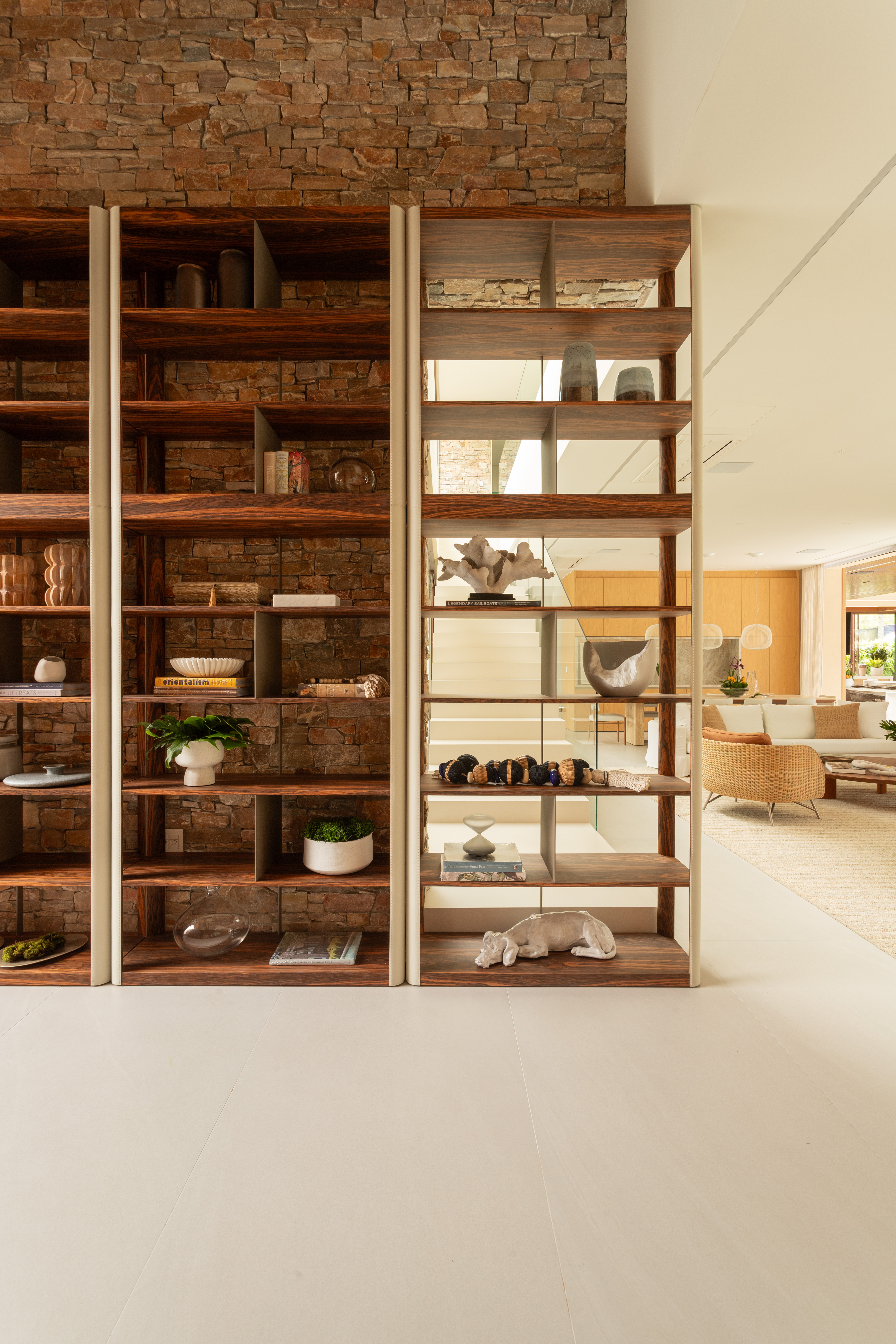 Imagem de biombo entre porta de entrada e sala de estar.