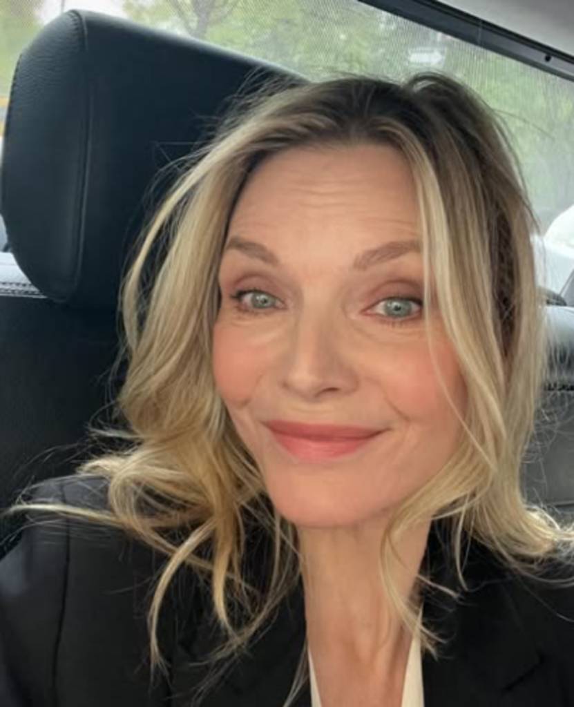 cores-famosas-50+ (3) Imagem do visual de Michelle Pfeiffer