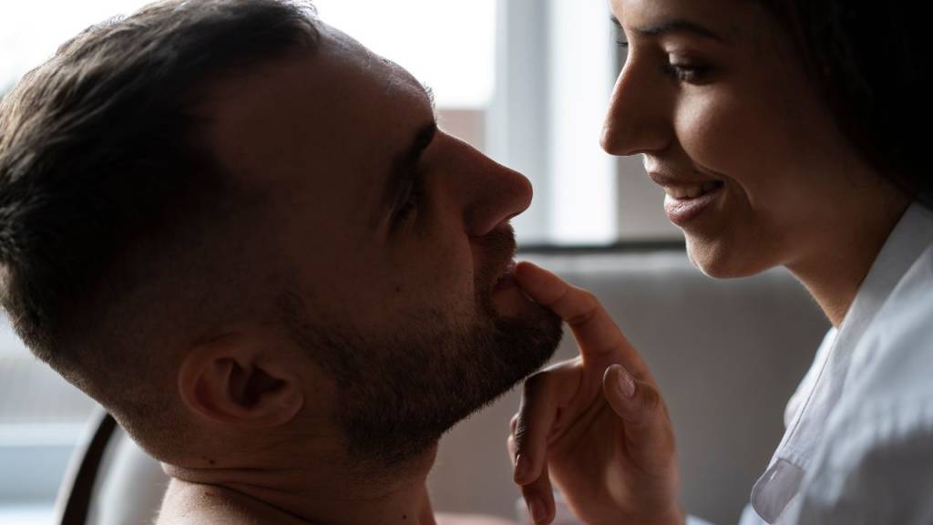 Quer apimentar o sexo? 8 dicas para se tornar mais dominante na cama