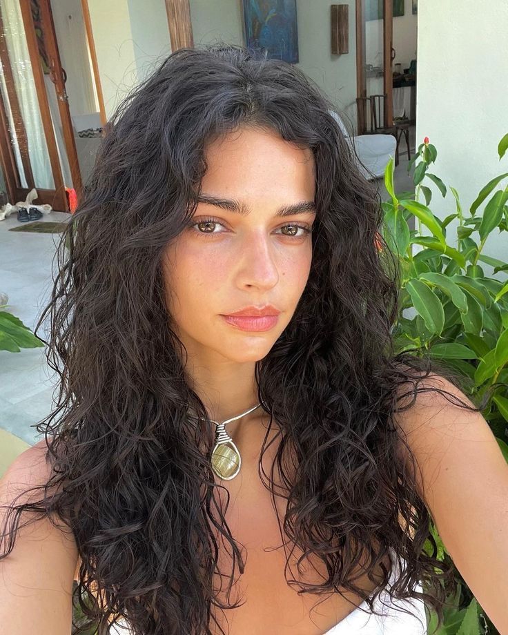 Ondas definidas com aspecto natural: cabelo ondulado revitalizado no day after