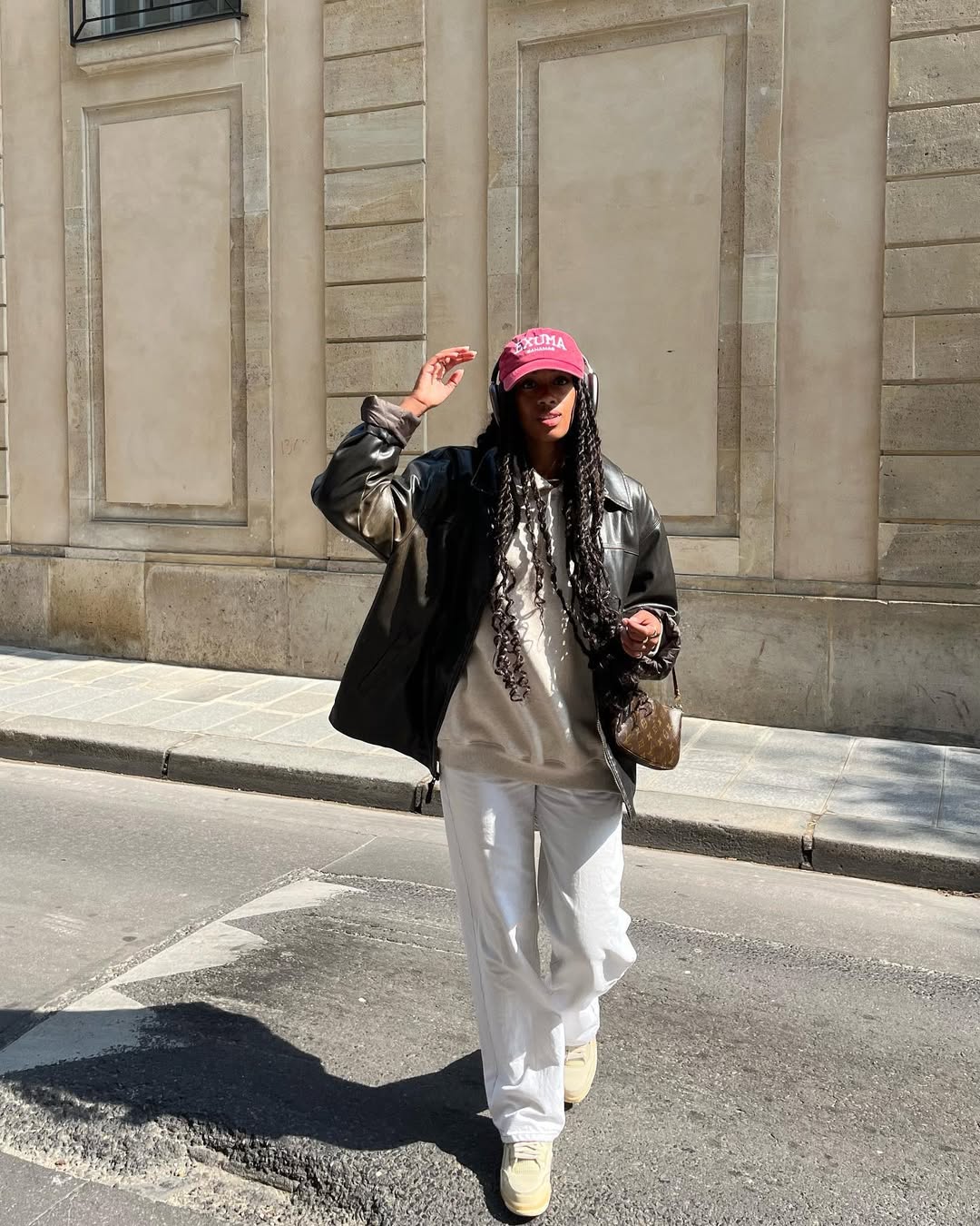 Look esportivo com moletom, boné e headphone
