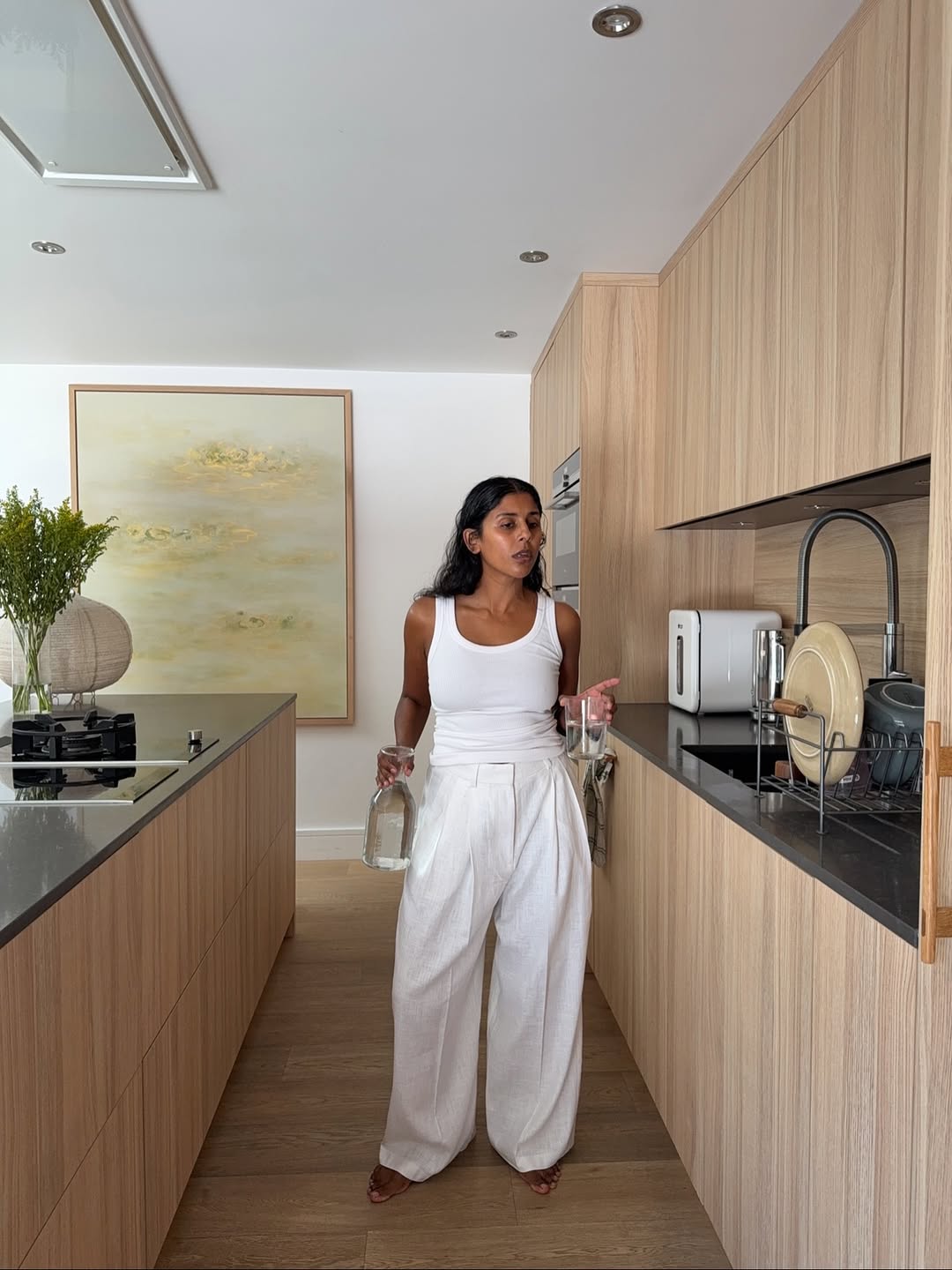 Look casual branco com calça de alfaiataria de linho