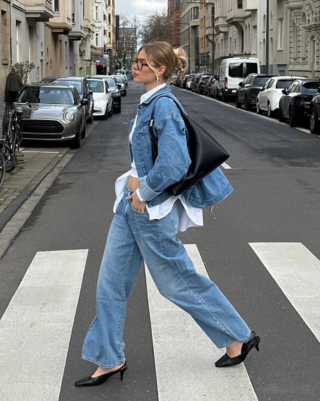 look-all-jeans-com-scarpin Look all jeans com scarpin preto para o dia a dia