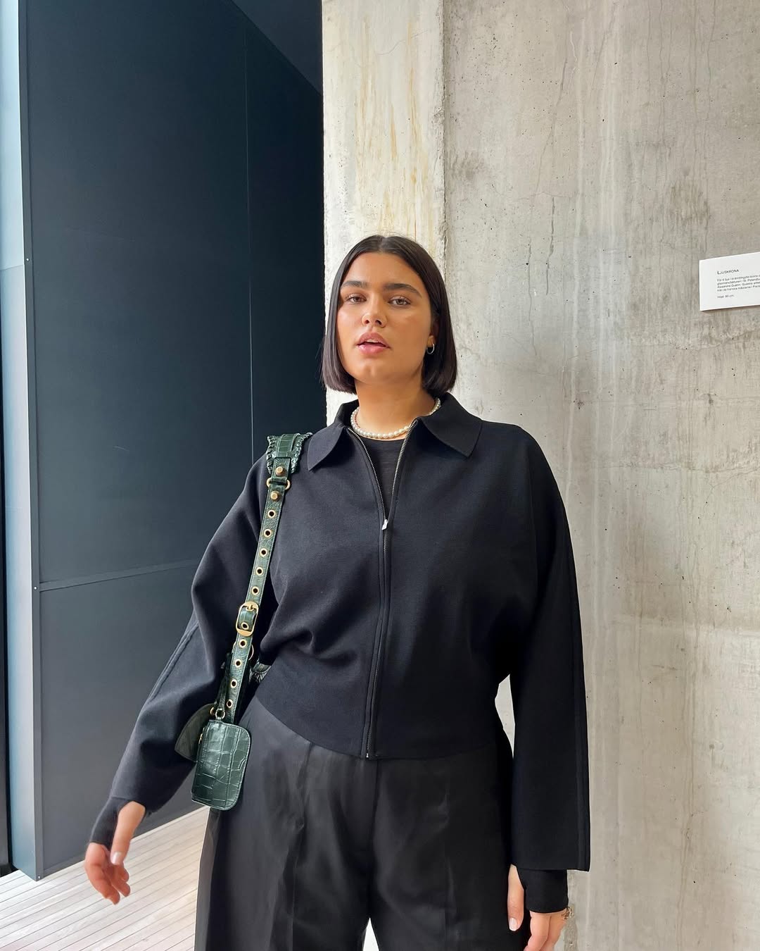 Look minimalista com moletom e calça de alfaiataria preta